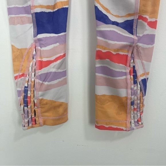 Lululemon True Self Crop in Bleacher Stripe White Iris Flower Size 4 EUC - Picture 7 of 14